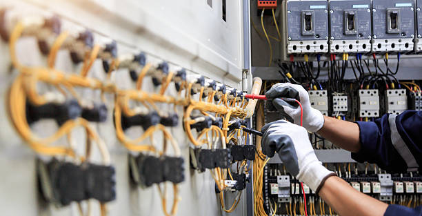 Professional Electrician technician working in Des Moines, WA